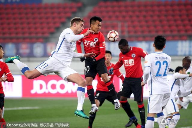 不过，他心中再怎么不悦，也知道自己得罪不起陈泽楷。